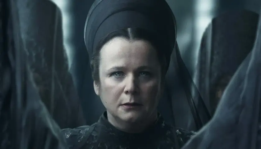 Die Besetzung von Dune: Prophecy zeigt eine Frau mit strengem Blick, umgeben von dunklen Gestalten.