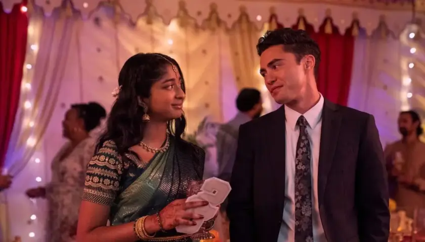 Ein junges Paar, das sich bei einer Feier in Indien unterhält. Sie trägt einen Sari, er einen Anzug. Die besetzung von noch nie in meinem Leben… ist hier sehr romantisch.