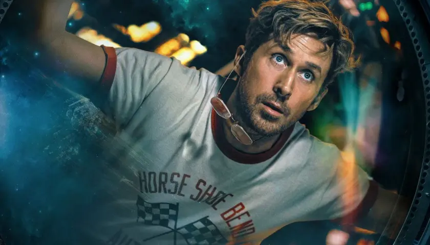 Der Astronaut blickt mit weit aufgerissenen Augen in den Weltraum. Sein T-Shirt trägt die Aufschrift "Horse Shoe Bend".