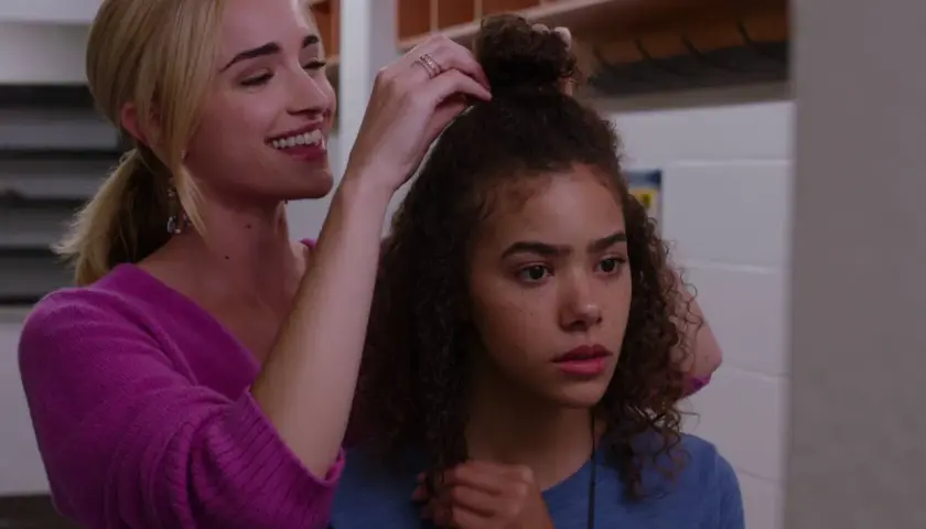 Georgia hilft Ginny beim Hochstecken der Haare. Ein liebevoller Moment zwischen Mutter und Tochter in "Ginny & Georgia".