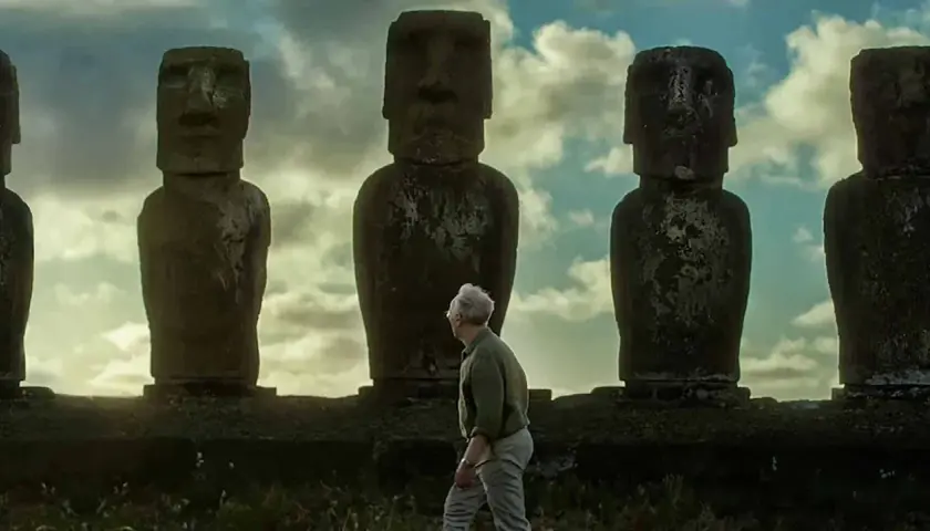 Ein Mann blickt auf die Moai-Statuen auf der Osterinsel. Eine **shaggy dog story** über die Geheimnisse dieser steinernen Riesen.