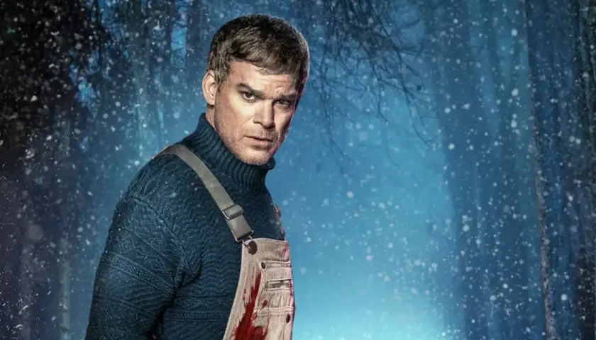 Dexter im Schnee, mit blutverschmierten Latzhosen. Die **Dexter Staffel 9** verspricht düstere Momente.