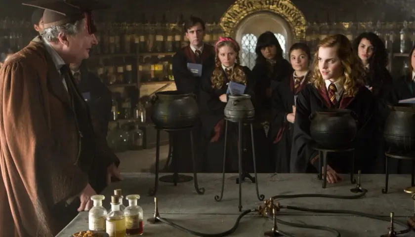 Die Besetzung von Harry Potter und der Halbblutprinz in einer Zaubertrankstunde. Professor Slughorn und Schüler wie Hermine Granger sind zu sehen.