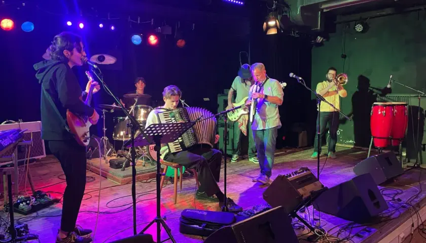 Band jammt Musik, die Bedeutung von Gemeinschaft und Kreativität. Akkordeon, Gitarre, Trompete und Schlagzeug.