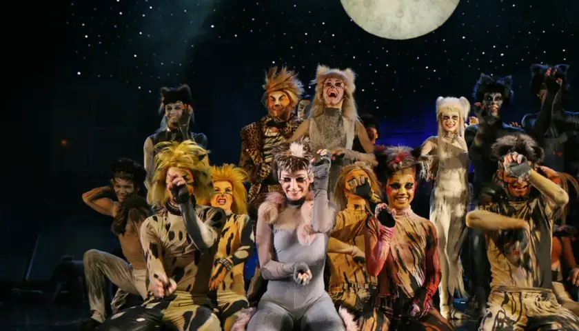 Darsteller in Katzenkostümen auf einer Bühne. Seit wann gibt es Musicals? Diese Darsteller könnten es wissen!