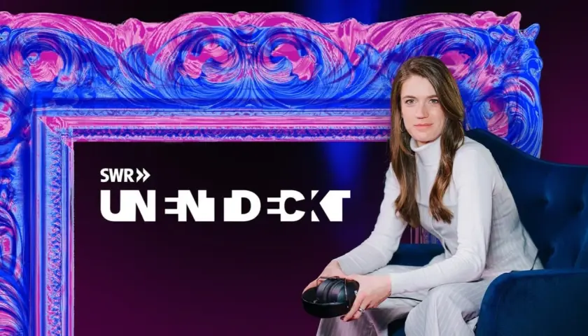 Frau sitzt auf Sofa, hält Kopfhörer. SWR UNENDECKT – der comedy podcast.