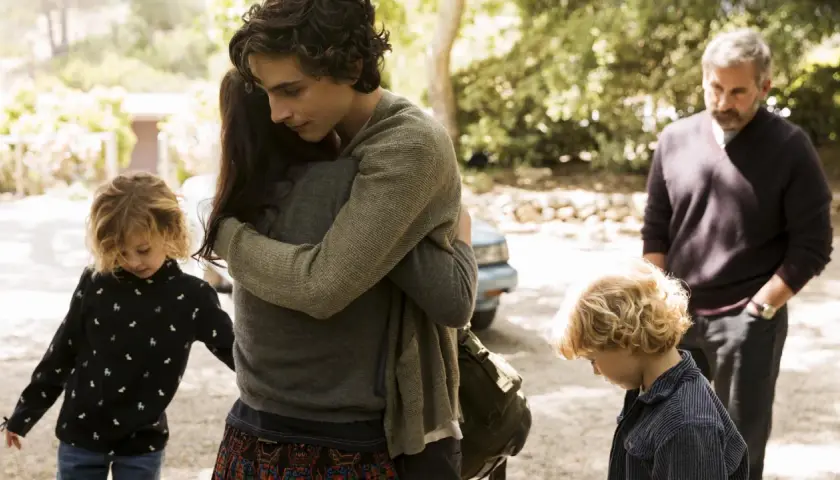 Ein schöner Junge umarmt jemanden in diesem emotionalen Film. Zwei Kinder und ein Mann stehen daneben.