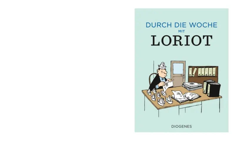 Loriot-Dichterlesung: Ein Mann mit Papierhut sitzt am Schreibtisch, umgeben von Papierbooten, und liest aus einem Buch.