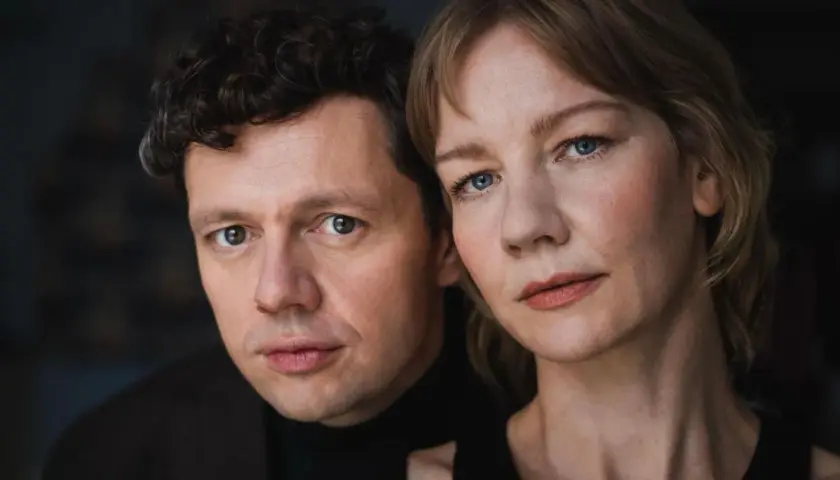 Nahaufnahme der Gesichter von Christian Friedel und Sandra Hüller, der Hauptdarsteller der besetzung von The Zone of Interest.