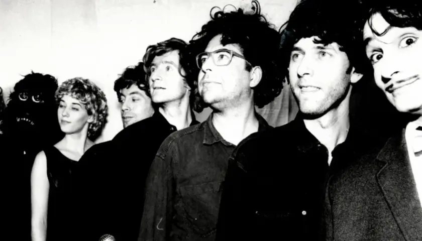Eine Gruppe von Menschen, darunter ein Mann im Gorillas-Kostüm, posiert für ein Foto. Die Bandmitglieder von "The Gorillas" Impro-Show sind bereit für ihren Auftritt.