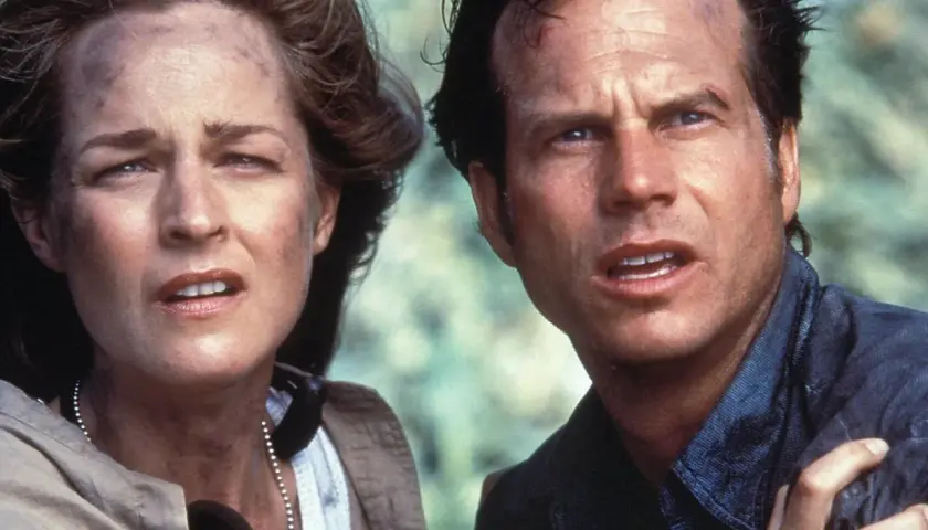 Helen Hunt und Bill Paxton, die Hauptdarsteller von Twisters, blicken besorgt in die Ferne.