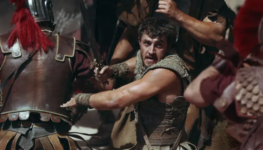Ein Mann mit Schwert kämpft im Kampf, Teil der Besetzung von Gladiator 2.
