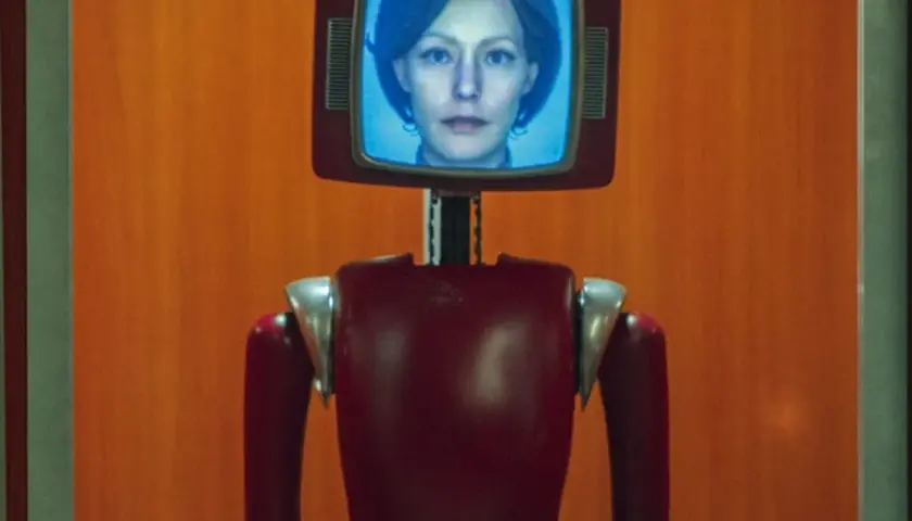 Ein roter Roboter mit einem Bildschirm, auf dem das Gesicht einer Frau zu sehen ist. Dies ist die Besetzung von Cassandra.