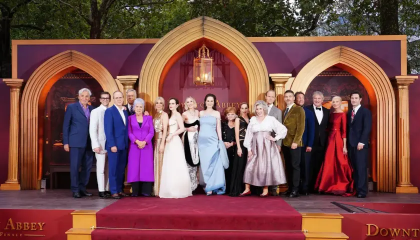 Die Darsteller des Films Downton Abbey 1 posieren auf dem roten Teppich.
