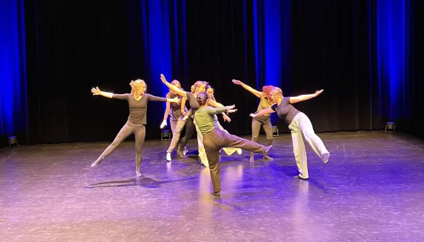 Tänzerinnen auf einer Bühne, die eine Choreografie für ein klassisches Musical aufführen.