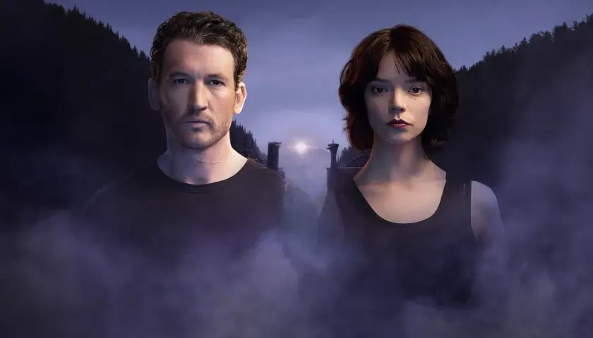 Ein Mann und eine Frau stehen im Nebel vor einer düsteren Berglandschaft. Das ist ein Bild aus "The George Film".