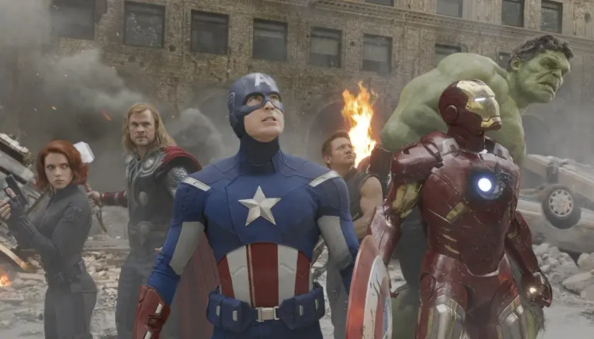 Die besetzung von Marvel’s The Avengers: Captain America, Iron Man, Hulk, Thor, Black Widow und Hawkeye stehen im Kampf.