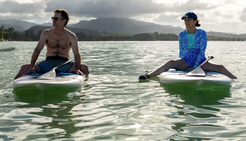 Ein Mann und eine Frau auf Stand-Up-Paddleboards im Meer, eine Szene aus der "four seasons serie".