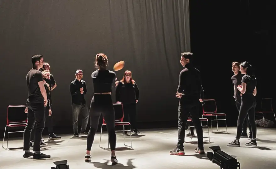 Improtheater-Ideen für starke Szenen und echte Bühnenenergie