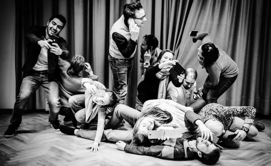 Theater spielen mit Bühnenpräsenz und Improvisation