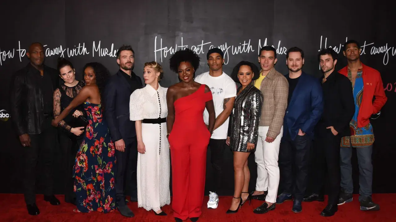 Die Hauptdarsteller von "How to Get Away with Murder" posieren auf dem roten Teppich.