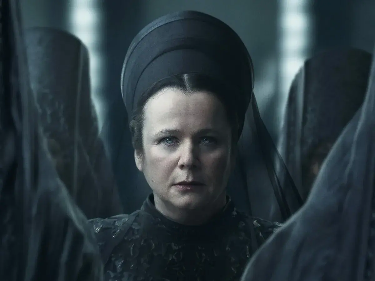 Die Besetzung von Dune: Prophecy zeigt eine Frau mit strengem Blick, umgeben von dunklen Gestalten.