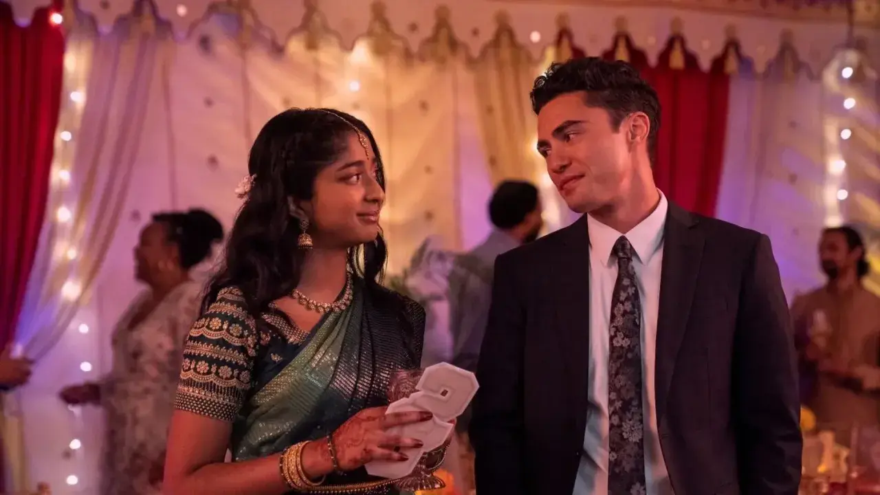 Ein junges Paar, das sich bei einer Feier in Indien unterhält. Sie trägt einen Sari, er einen Anzug. Die besetzung von noch nie in meinem Leben… ist hier sehr romantisch.