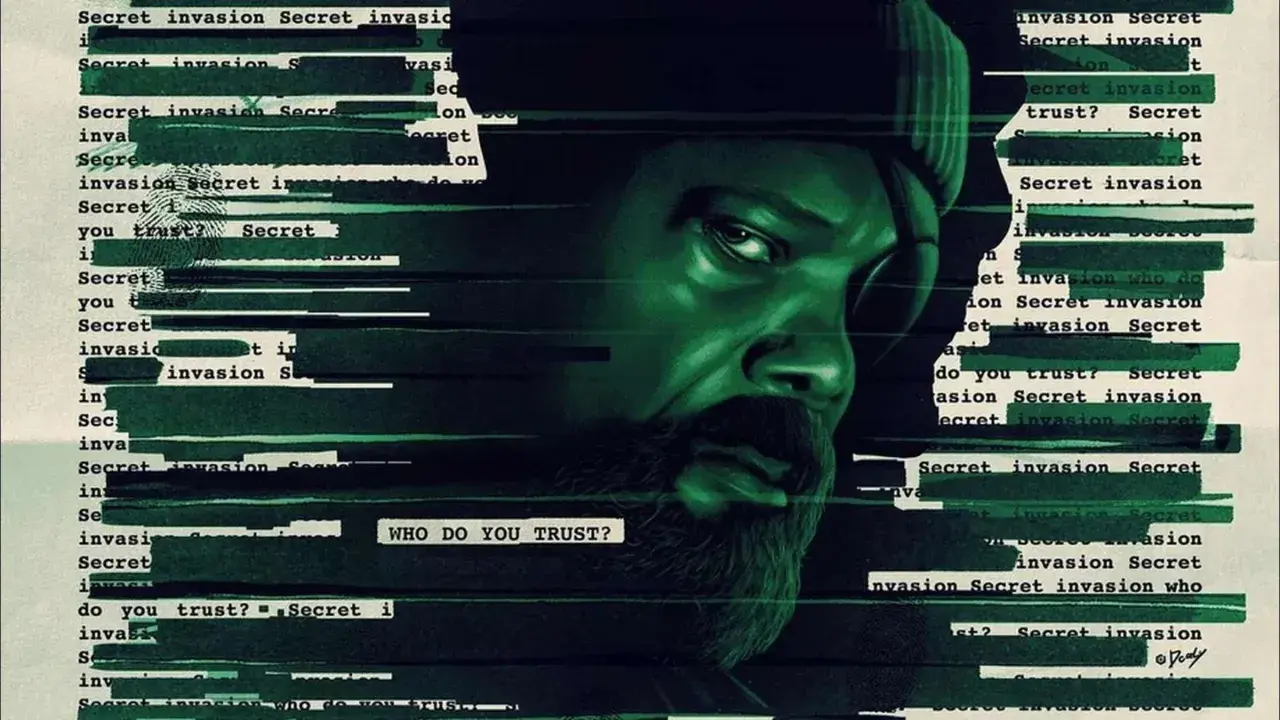 Nick Fury im Schatten, umgeben von zensierten Dokumenten über die "besetzung von Secret Invasion". Die Frage "WHO DO YOU TRUST?" hallt wider.
