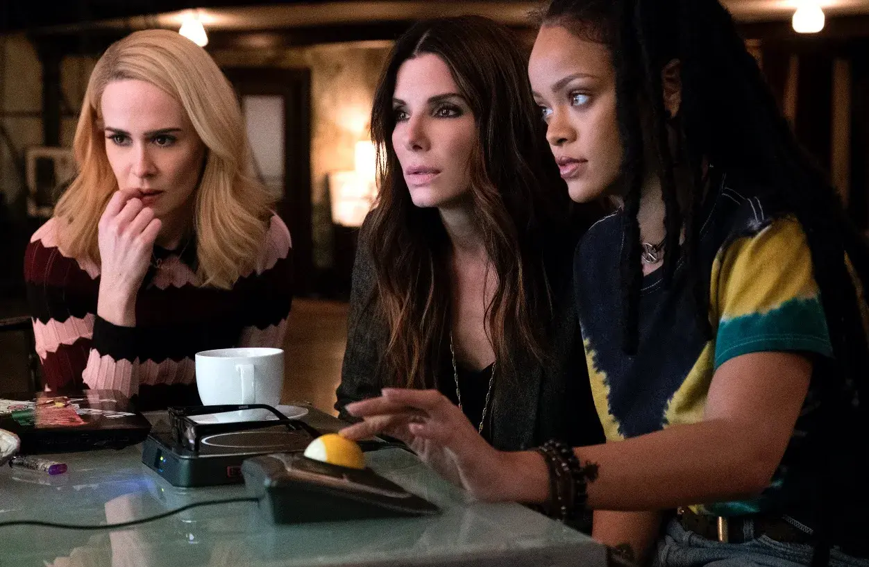 Die Besetzung von Ocean's 8: Sandra Bullock, Rihanna und Sarah Paulson planen ihren nächsten Coup.