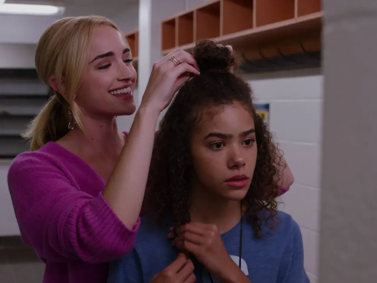 Georgia hilft Ginny beim Hochstecken der Haare. Ein liebevoller Moment zwischen Mutter und Tochter in "Ginny & Georgia".