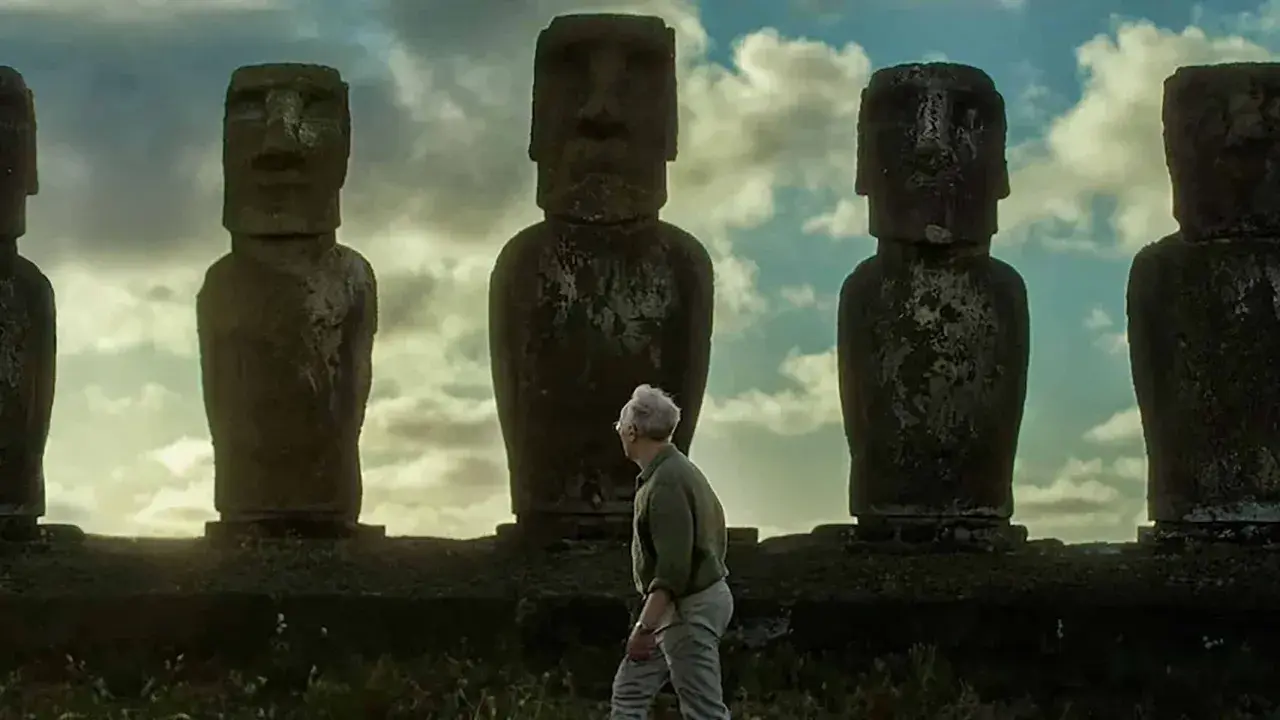 Ein Mann blickt auf die Moai-Statuen auf der Osterinsel. Eine **shaggy dog story** über die Geheimnisse dieser steinernen Riesen.