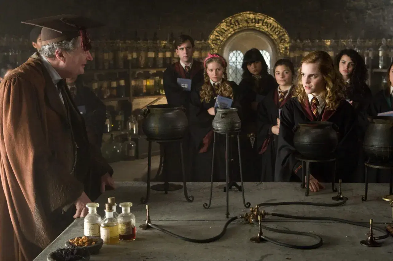 Die Besetzung von Harry Potter und der Halbblutprinz in einer Zaubertrankstunde. Professor Slughorn und Schüler wie Hermine Granger sind zu sehen.