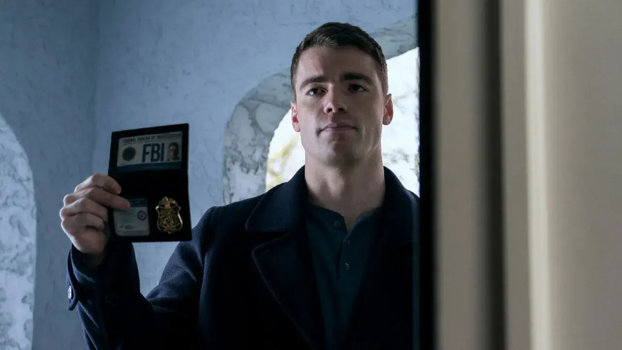 Ein Mann zeigt seinen FBI-Ausweis. Er ist ein Agent aus "Night Agent Staffel 1".