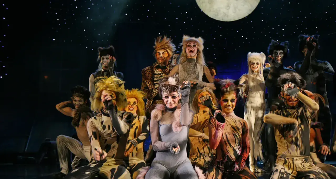 Darsteller in Katzenkostümen auf einer Bühne. Seit wann gibt es Musicals? Diese Darsteller könnten es wissen!