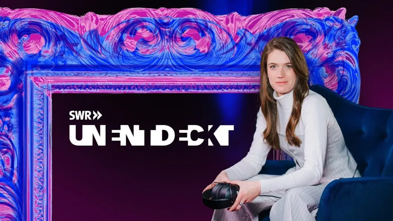 Frau sitzt auf Sofa, hält Kopfhörer. SWR UNENDECKT – der comedy podcast.