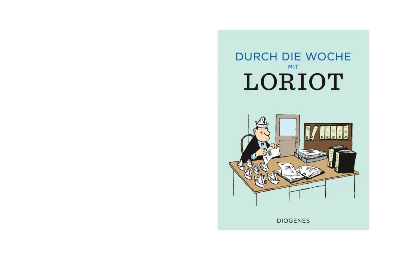 Loriot-Dichterlesung: Ein Mann mit Papierhut sitzt am Schreibtisch, umgeben von Papierbooten, und liest aus einem Buch.