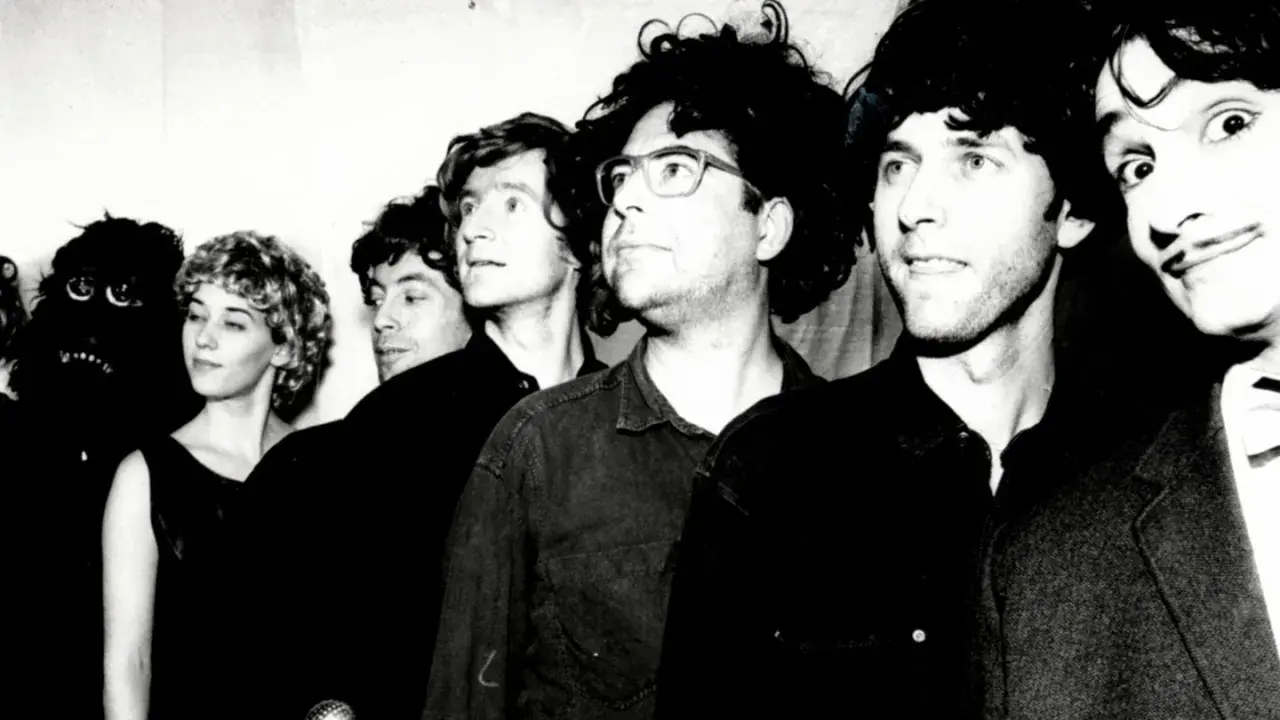Eine Gruppe von Menschen, darunter ein Mann im Gorillas-Kostüm, posiert für ein Foto. Die Bandmitglieder von "The Gorillas" Impro-Show sind bereit für ihren Auftritt.