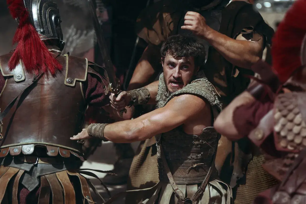 Ein Mann mit Schwert kämpft im Kampf, Teil der Besetzung von Gladiator 2.