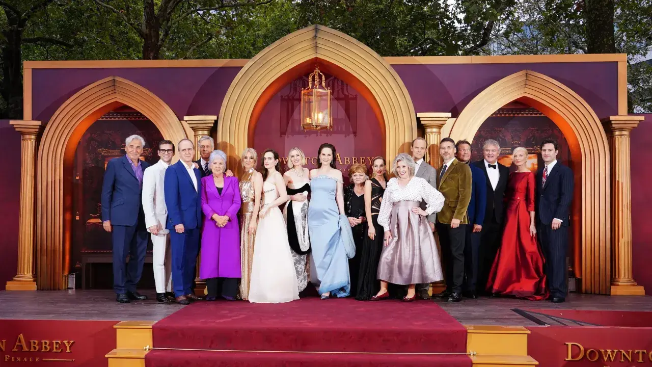 Die Darsteller des Films Downton Abbey 1 posieren auf dem roten Teppich.