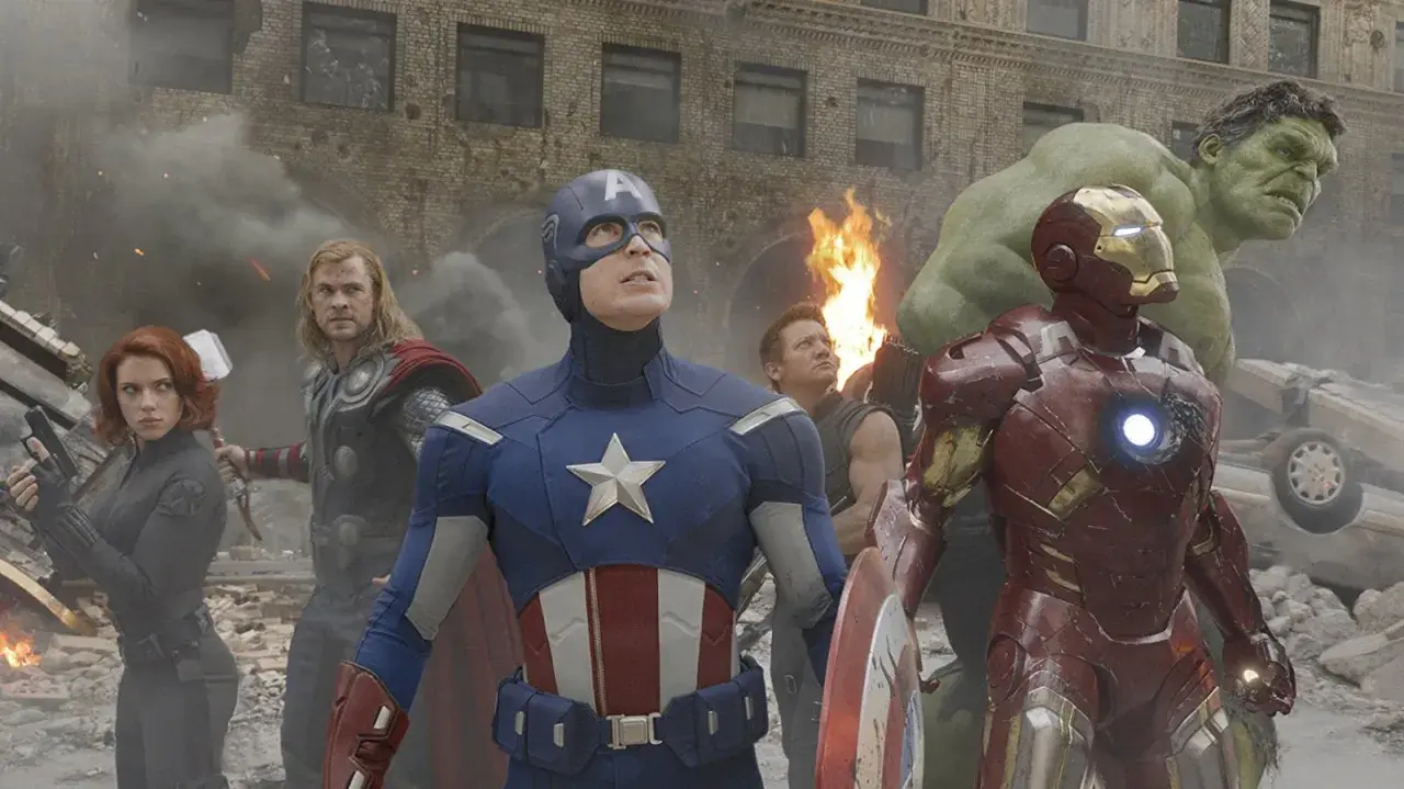 Die besetzung von Marvel’s The Avengers: Captain America, Iron Man, Hulk, Thor, Black Widow und Hawkeye stehen im Kampf.