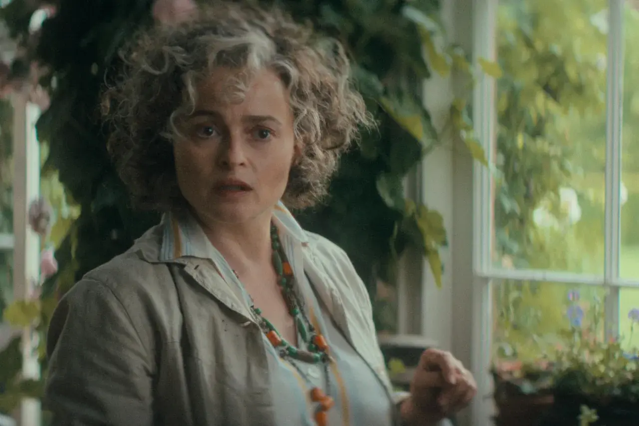 Helena Bonham Carter als Lady Eileen "Bundle" Brent in der Besetzung von Agatha Christie's Seven Dials Mystery.