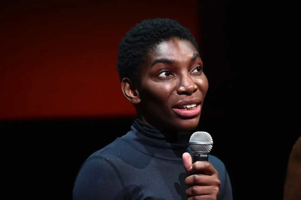Michaela Coel spricht ins Mikrofon. Ihre Worte k&ouml;nnten dich ver&auml;ndern, vielleicht sogar zerst&ouml;ren.