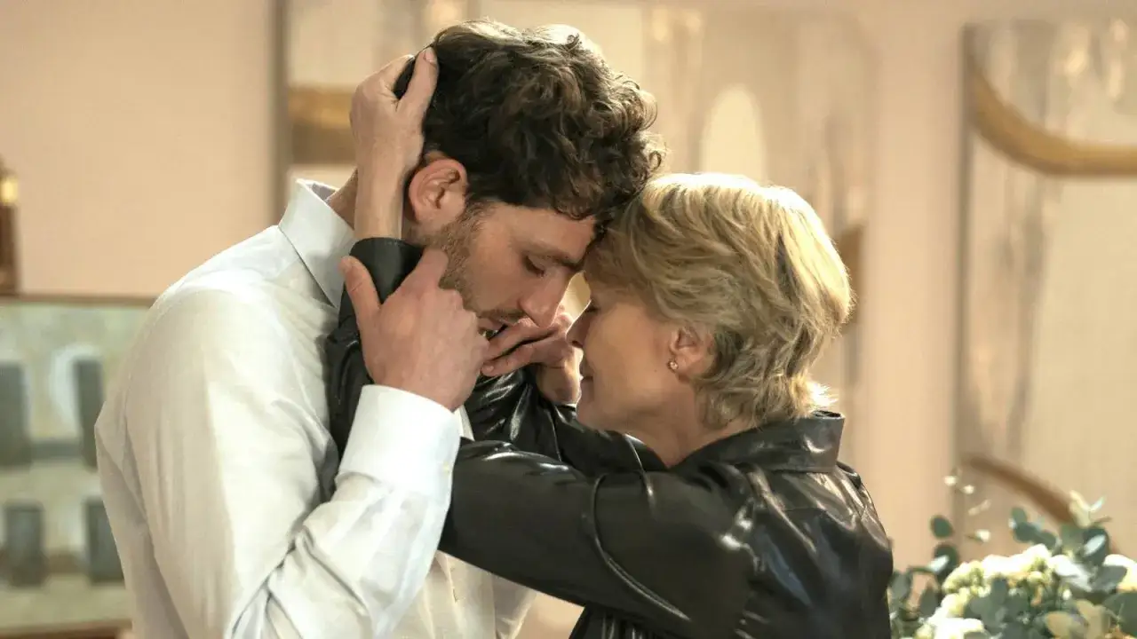 Ein Mann und eine Frau umarmen sich innig, ihre Stirnen ber&uuml;hren sich. Ihre Gesichter sind voller Emotionen, ein Ausdruck von tiefem Schmerz und Sehnsucht, als ob sie das Gift der Seele teilen.