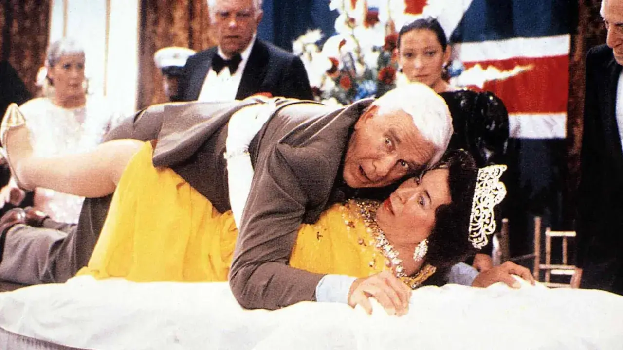 Leslie Nielsen und Priscilla Presley in einer komischen Szene aus 