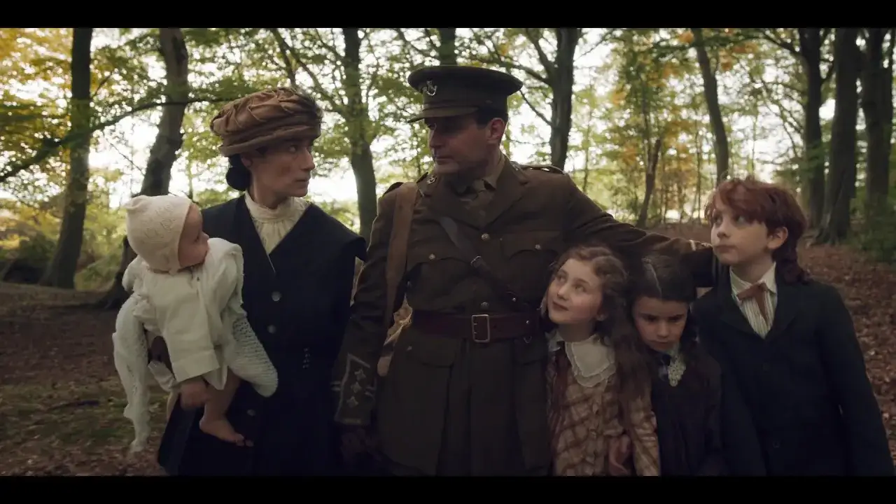 Familie im Wald. Ein Soldat, eine Frau mit Baby und drei Kinder blicken hoffnungsvoll in die Ferne, als ob sie ein neues Leben nach dem Leben suchen.