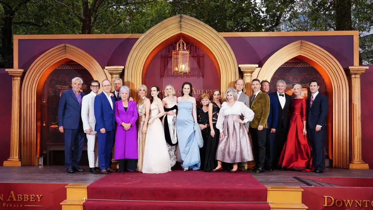 Die Darsteller des Downton Abbey Films 1 posieren auf dem roten Teppich.