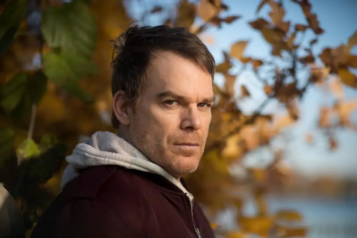 Michael C. Hall als Dexter Morgan im Herbstlaub. Die d&uuml;stere Atmosph&auml;re passt zur dexter staffel 9.