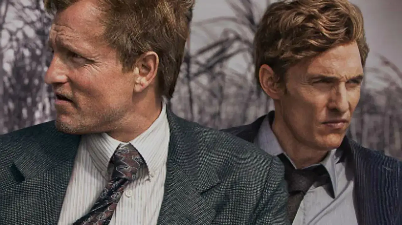Zwei Männer in Anzügen, die an einer Ermittlung in einer düsteren Crime-Serie arbeiten.