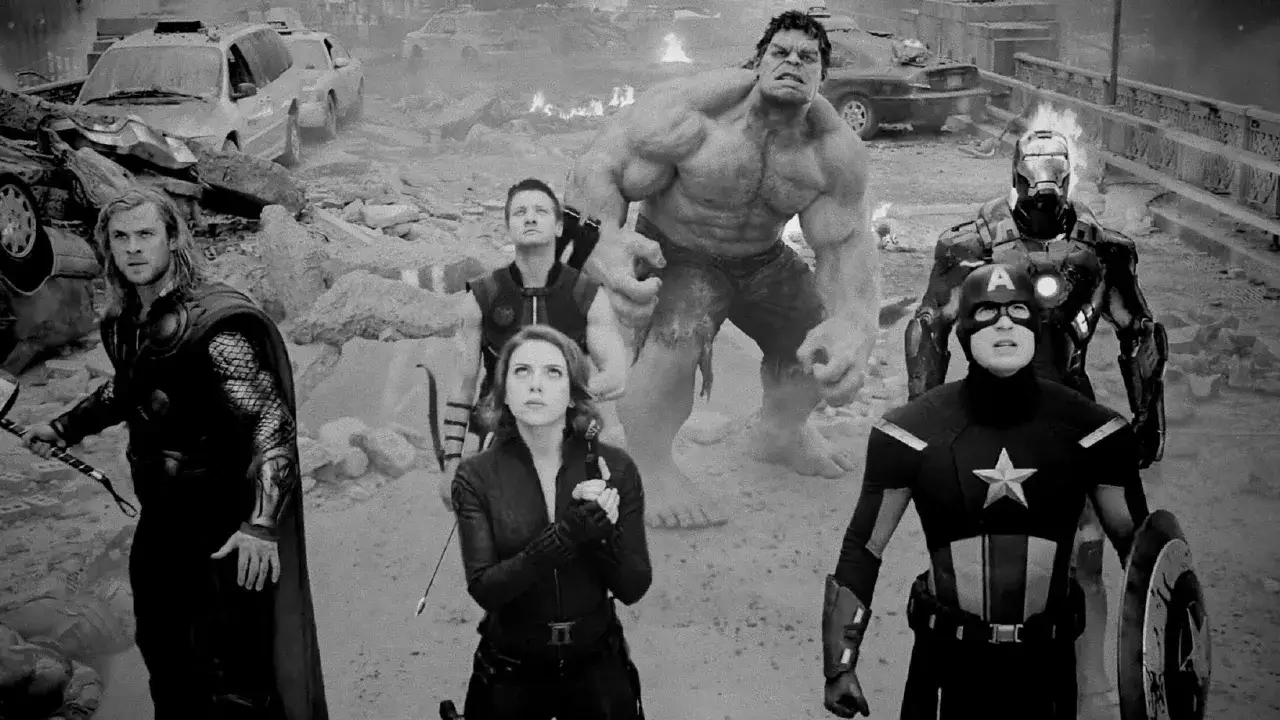 Die besetzung von Marvel's The Avengers steht im zerst&ouml;rten New York. Thor, Hulk, Iron Man, Captain America, Black Widow und Hawkeye blicken nach oben.