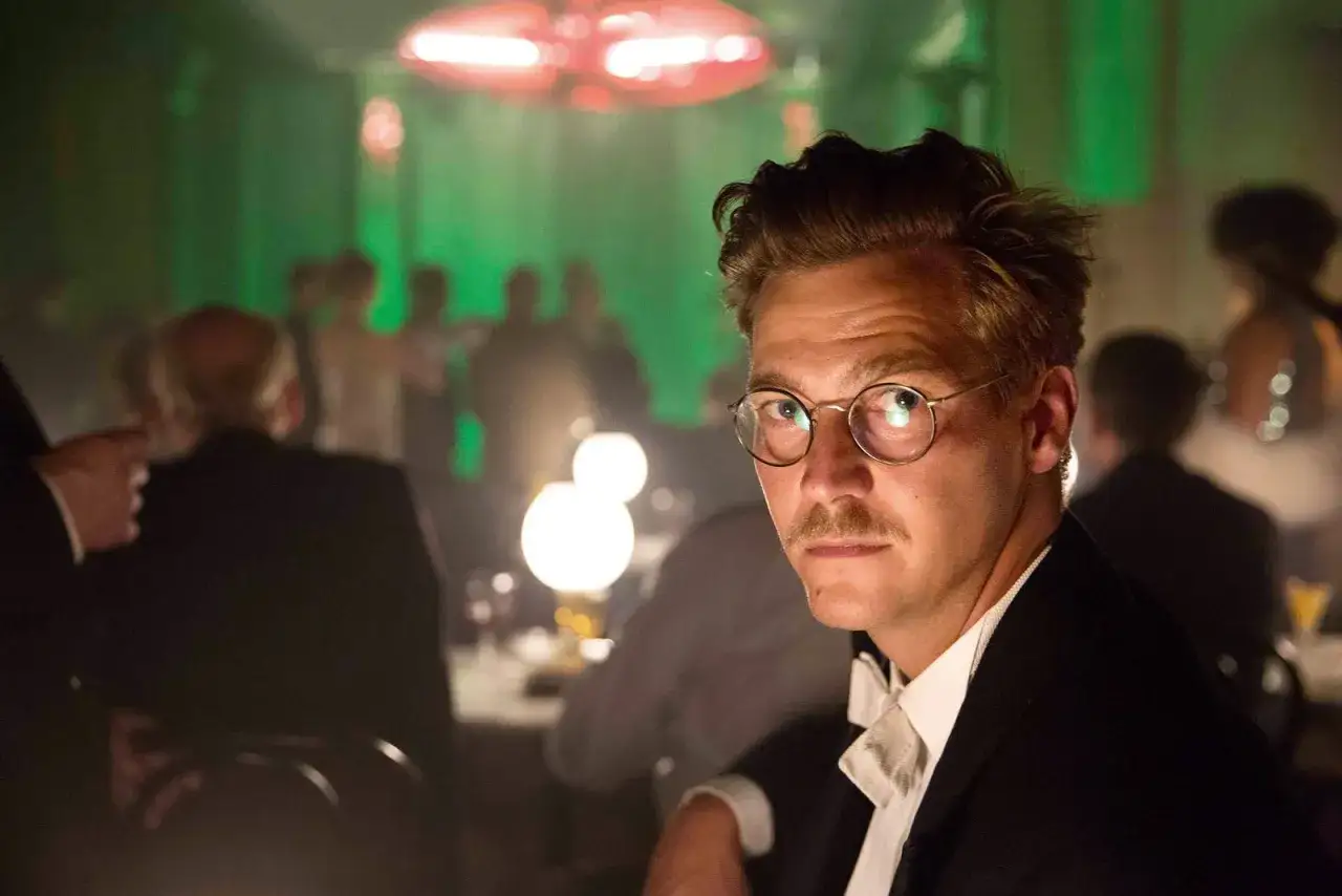 Fabian, mit Brille und Schnurrbart, blickt nachdenklich in die Nacht. Ein Abend voller Gefahren, wie in